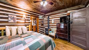  Log Cabin, Lodges Asheville NC, Asheville Lodges, Lodge Asheville North Carolina, Wooden Cabin Rental, Historic Cabin Rental